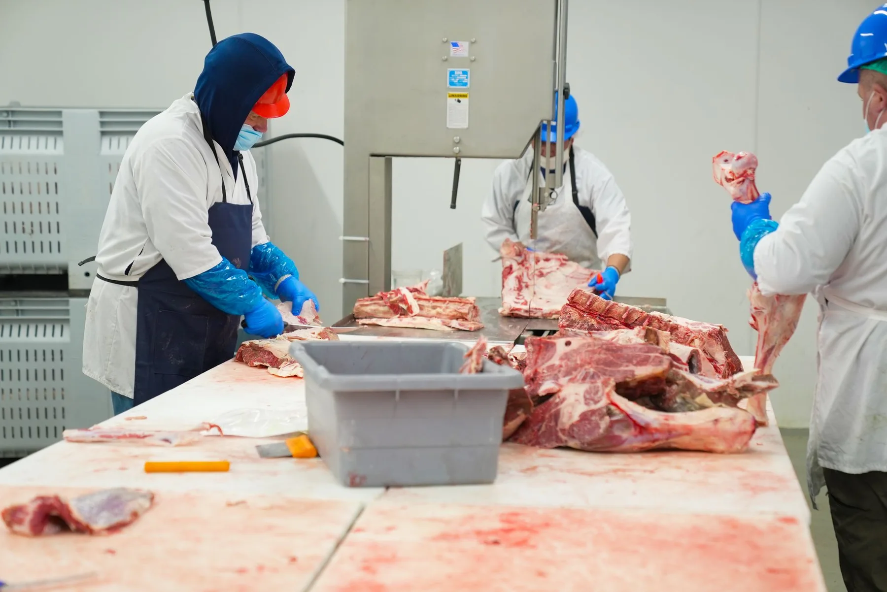 Fachkräfte erstellen individuelle Fleischzuschnitte für Gastronomie